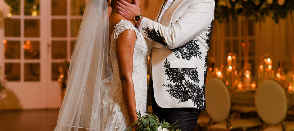 Smoking de hombre con apliques negros para boda en CDMX