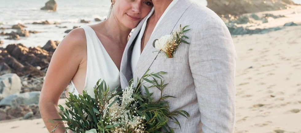 Traje de lino beige para hombre en boda en CDMX
